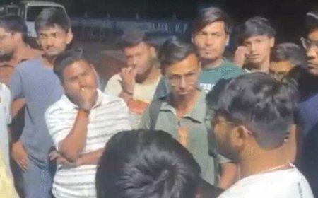 छिपकली कांड के बाद बंद कैंटीन, टिफिन पर भी लगी रोक: आरजीपीवी गेट पर छात्रों का विरोध प्रदर्शन