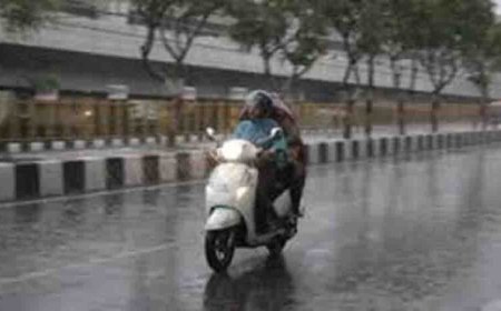 यूपी के 51 जिलों में बारिश और बिजली का अलर्ट, प्रयागराज समेत कई शहरों में आंधी की चेतावनी