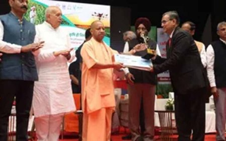 मुख्यमंत्री योगी ने वैज्ञानिकों को किया सम्मानित