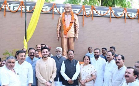 अम्बिकापुर में पूर्व विधायक पंडित रविशंकर त्रिपाठी की प्रतिमा का अनावरण, सीएम विष्णु देव साय रहे मौजूद
