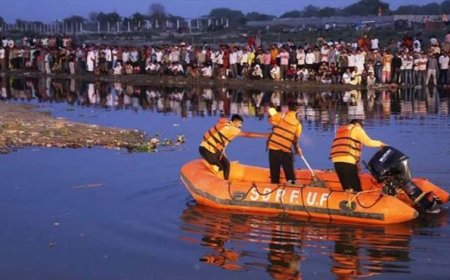 वृंदावन में बोट डूबने के बाद 10 की मौत, घंटों बाद दलदल में फंसी मिली बोट, 5 लोग अब भी लापता
