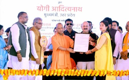 चंदन चौकी में CM Yogi Adityanath ने बांटे भौमिक अधिकार पत्र, लाभार्थियों को मिले नियुक्ति पत्र और आवास चाबी