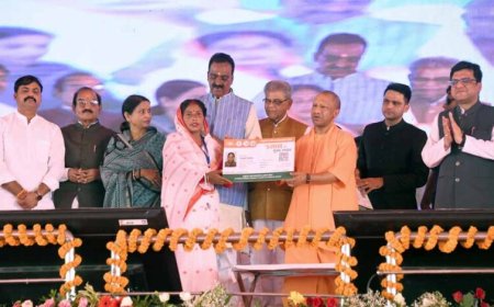 लखीमपुर में CM योगी का बड़ा ऐलान: 331 विस्थापित हिंदू परिवारों को भूमि अधिकार, 417 करोड़ की परियोजनाओं की सौगात