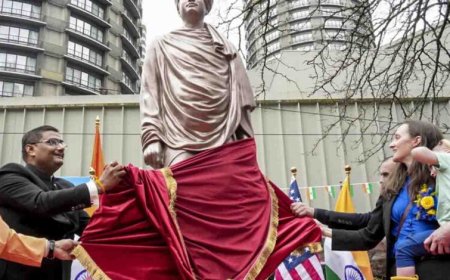 सिएटल के वेस्टलेक स्क्वायर में स्वामी विवेकानंद की पहली जीवन-आकार कांस्य प्रतिमा का अनावरण