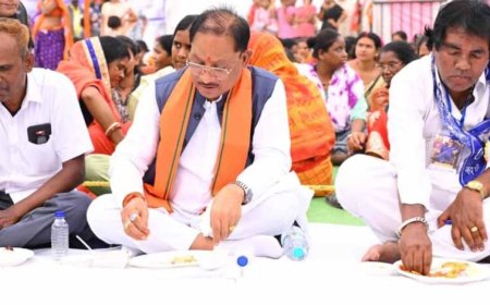 संविधान के मूल्यों को जन-जन तक पहुंचाने का संकल्प: समरसता भोज में शामिल हुए मुख्यमंत्री साय