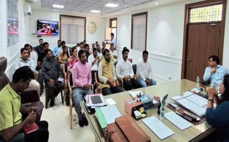 डीएम गौतमबुद्धनगर की अध्यक्षता में विभिन्न औद्योगिक इकाइयों की आउटसोर्सिंग एजेंसी/संविदाकारों की बैठक