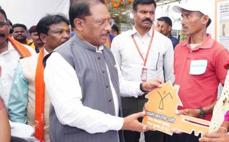 सिलगेर के माड़वी कोसा की मेहनत रंग लाई: अपने हाथों से बनाया घर, CM ने सौंपी खुशियों की चाबी