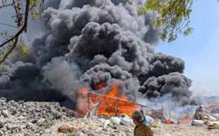 गाजियाबाद में भीषण आग: 125 झुग्गियां जलकर राख, सिलेंडर धमाकों से दहला इलाका