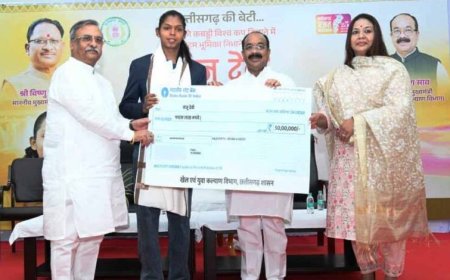 उप मुख्यमंत्री साव ने सौंपा चेक, राज्य में पहली बार किसी खिलाड़ी को मिली इतनी बड़ी प्रोत्साहन राशि