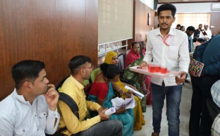 नर्मदापुरम में जनसुनवाई में कलेक्टर का अच्छा कदम, भीषण गर्मी में फरियादियों के लिए ठंडा पानी और शरबत की व्यवस्था