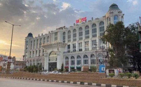 करेंसी टावर में लिफ्ट फेल, सुरक्षा पर सवाल: IAS के बाद अब कांग्रेस नेता भी फंसे