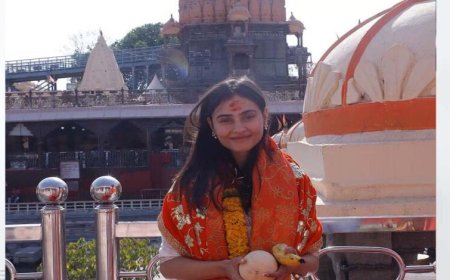 बाबा महाकाल के दर पहुंचे एक्ट्रेस जानकी बोदीवाला, नंदी महाराज के कानों में कहि मनोकामना