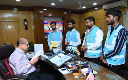 रायपुर : राज्यपाल डेका से फिल परमार्थ आश्रम के संस्थापक ने की भेंट