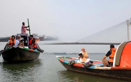 पीएम मोदी ने हुगली नदी में नाव की सवारी की, नाव चलाने वाले को गले लगाकर ₹1000 दिए; 5 दिन पहले खाया था झालमुड़ी