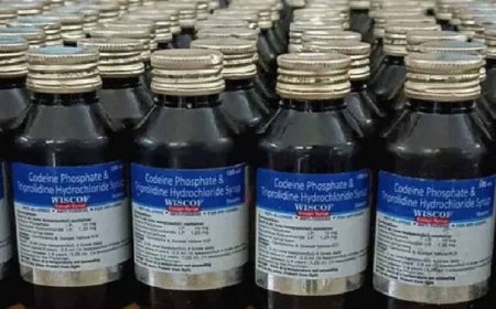 नशीली सिरप तस्करी का भंडाफोड़: 4 आरोपी गिरफ्तार, 800 बोतलें जब्त