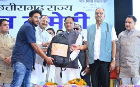 मुख्यमंत्री विष्णु देव साय ने हज यात्रियों को वितरित किया फर्स्ट एड किट: सफल हज यात्रा के लिए शुभकामना देकर यात्रियों का किया स्वागत