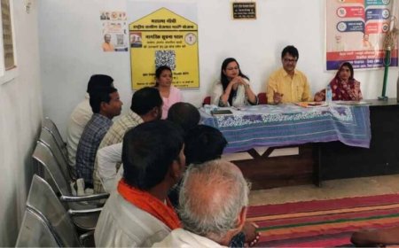 विशेष ग्राम सभा में ग्रामवासियों को जनगणना के सम्बन्ध किया जा रहा है जागरुक