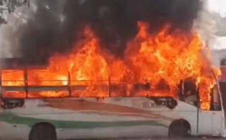 बारातियों से भरी बस में अचानक आग, शॉर्ट सर्किट की आशंका से मचा हड़कंप