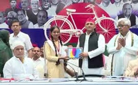 लखनऊ में सपा मुखिया का चुनावी मोड, पीड़ित परिवार को 5 लाख की मदद का ऐलान