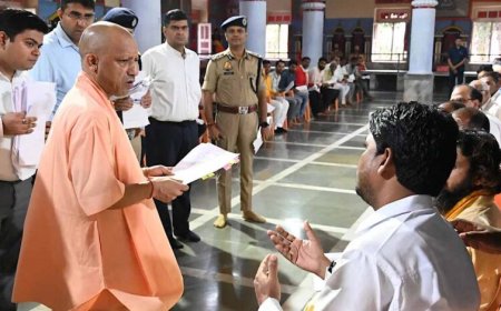 सीएम योगी  का जनता दर्शन, फरियादियों की समस्याओं पर सख्त निर्देश