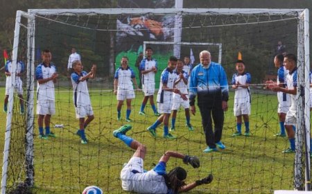 पीएम मोदी ने फुटबॉल मैच में गोल के बाद खिलाड़ियों के साथ मनाया जश्न, देखिए तस्वीरें