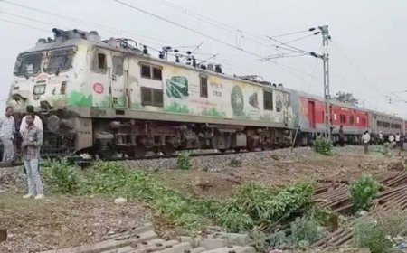 यूपी में आंधी-तूफान का असर, रेलवे ट्रैक पर गिरे पेड़ से संचालन प्रभावित