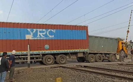 कटनी-दमोह मार्ग पर देवरीफाटक में पटरियों पर फंसा ट्रक, लोको पायलट की सूझबूझ से टला बड़ा हादसा