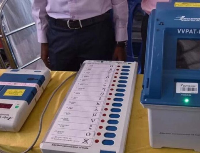 EVM के बटन पर गोंद या परफ्यूम लगाने पर होगी सख्त कार्रवाई, बंगाल चुनाव से पहले EC का अलर्ट