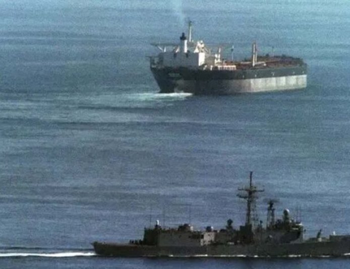 भारत के करीब ईरानी टैंकर पर अमेरिका का हमला, हिंद महासागर में 3 जहाजों की घेराबंदी