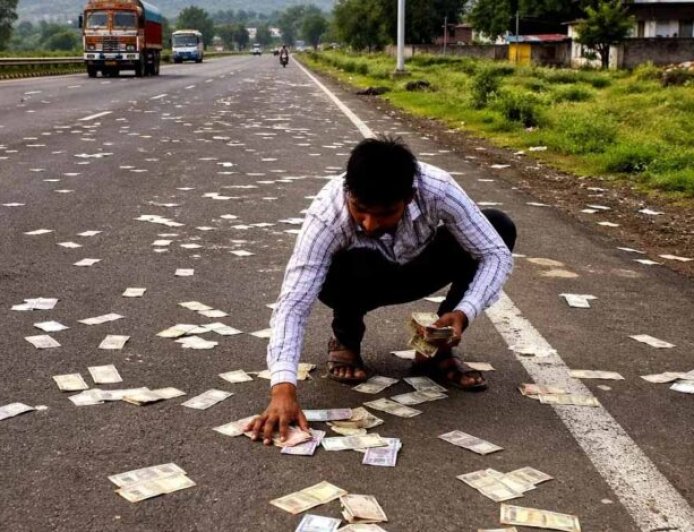 शामली में हाईवे पर नोटों की बारिश, सड़क से 4 लाख रुपये बरामद