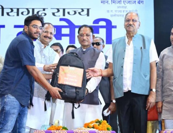 मुख्यमंत्री विष्णु देव साय ने हज यात्रियों को वितरित किया फर्स्ट एड किट: सफल हज यात्रा के लिए शुभकामना देकर यात्रियों का किया स्वागत