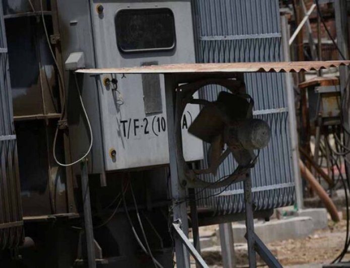 लखनऊ में बिजली संकट,लखनऊ में 20 घंटे तक अंधेरा, भीषण गर्मी में जनता परेशान