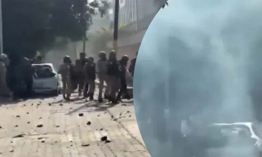 नोएडा में कर्मचारियों का उग्र प्रदर्शन, पुलिस और अन्य वाहनों में तोड़फोड़