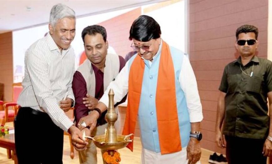 सभी अधिकारी नगरीय निकायों को स्वावलंबी और विकास केंद्र के रूप में करें स्थापित : मंत्री विजयवर्गीय