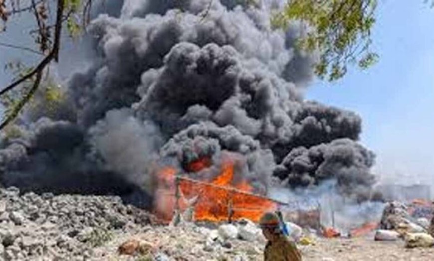 गाजियाबाद में भीषण आग: 125 झुग्गियां जलकर राख, सिलेंडर धमाकों से दहला इलाका