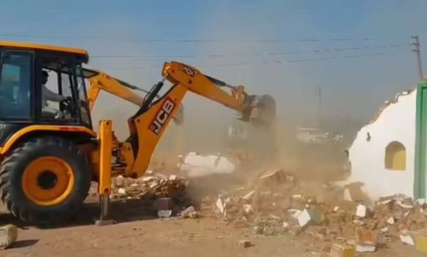 संभल में ईदगाह-इमामबाड़े के बाद अब मस्जिद और मदरसे पर चला बुलडोजर, सरकारी जमीन पर था कब्जा