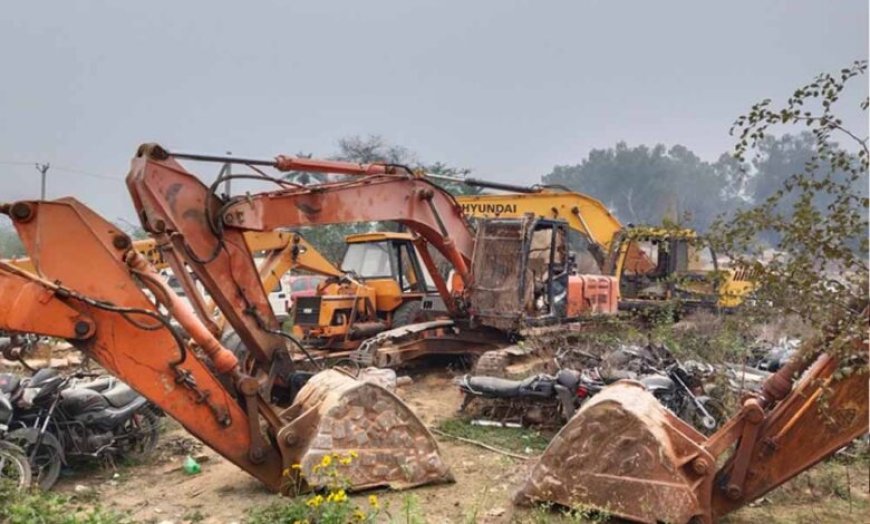 खनन माफिया पर सख्त एक्शन: सीमा लांघने पर 4 पोकलेन मशीनें जब्त