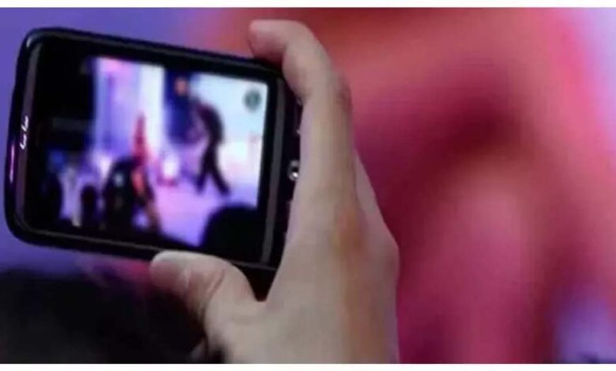 MMS लीक की बाढ़, दफ्तर से बेडरूम तक खुल रहे राज; ये सारे कांड किसने किए?