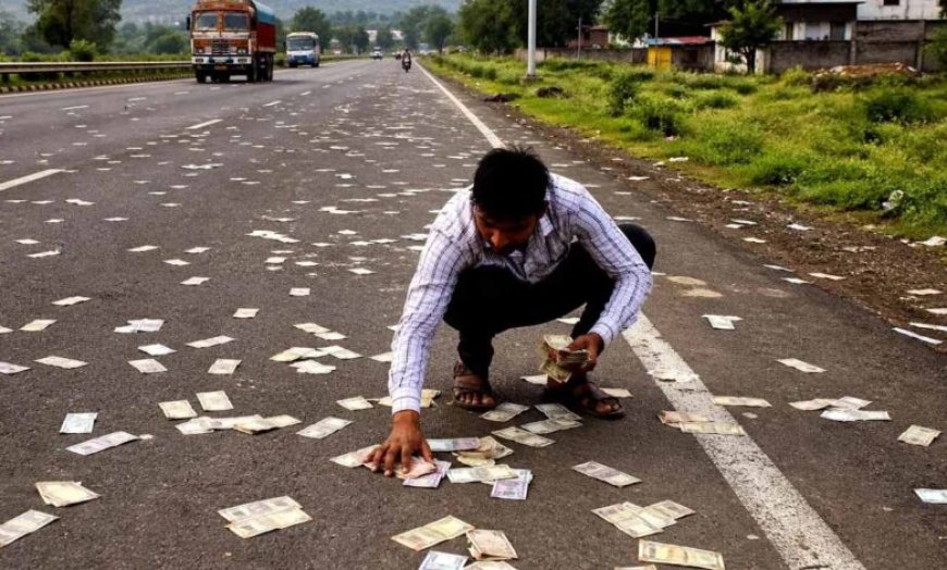 शामली में हाईवे पर नोटों की बारिश, सड़क से 4 लाख रुपये बरामद