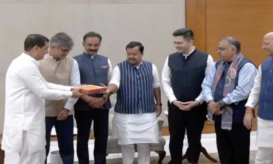 बीजेपी में शामिल हुए राघव चड्ढा, राज्यसभा सांसद राघव चड्ढा, संदीप पाठक और अशोक मित्तल, नितिन नवीन ने खिलाई मिठाई