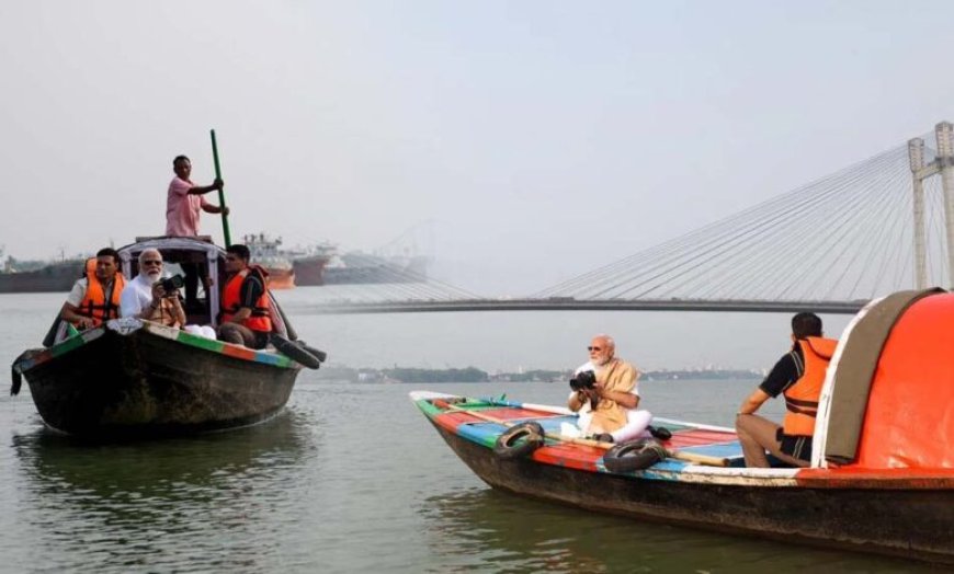 पीएम मोदी ने हुगली नदी में नाव की सवारी की, नाव चलाने वाले को गले लगाकर ₹1000 दिए; 5 दिन पहले खाया था झालमुड़ी