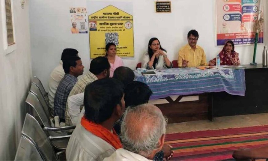 विशेष ग्राम सभा में ग्रामवासियों को जनगणना के सम्बन्ध किया जा रहा है जागरुक