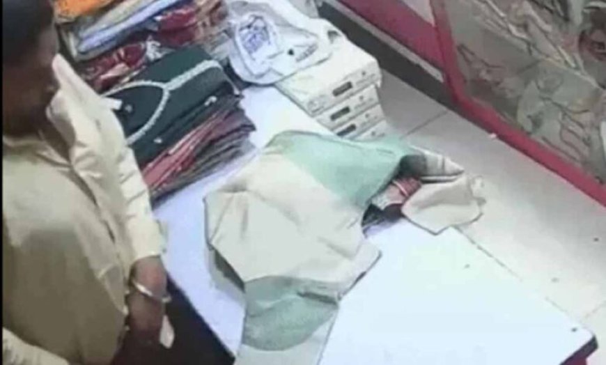 अंडरवियर में छिपाकर ब्रांडेड कपड़ों की चोरी, CCTV में कैद हुई कर्मचारी की करतूत