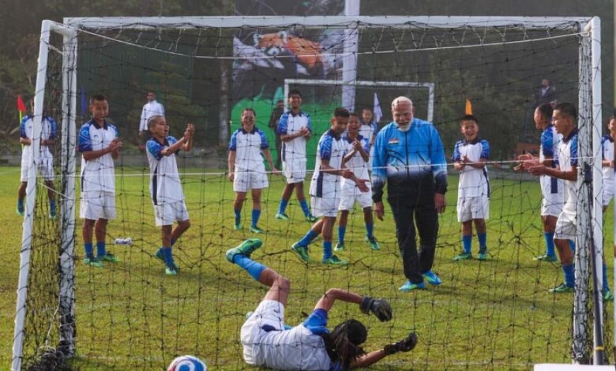 पीएम मोदी ने फुटबॉल मैच में गोल के बाद खिलाड़ियों के साथ मनाया जश्न, देखिए तस्वीरें