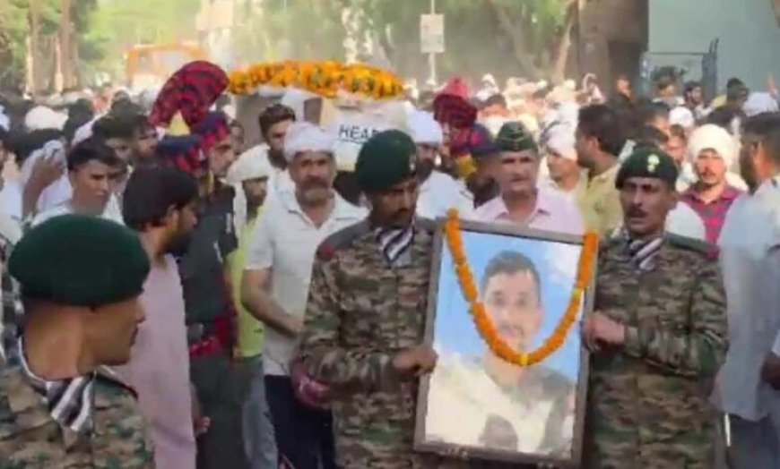 जिस दिन बड़े बेटे ने पहनी वर्दी, छोटे की तिरंगे में लिपटी लाश घर लौटी, हर आंख हुई नम