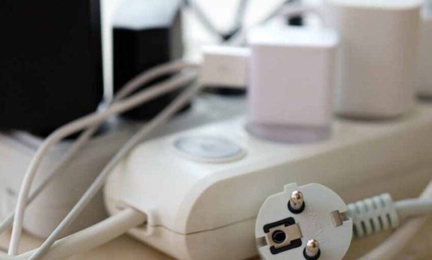 बिजली के उतार-चढ़ाव से बचाव: क्यों जरूरी है पूरे घर के लिए वोल्टेज स्टेबलाइजर