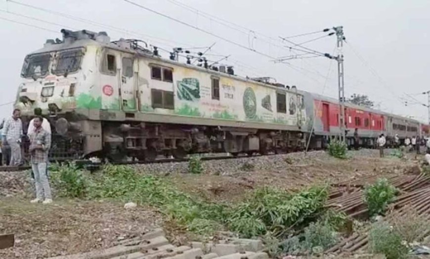 यूपी में आंधी-तूफान का असर, रेलवे ट्रैक पर गिरे पेड़ से संचालन प्रभावित