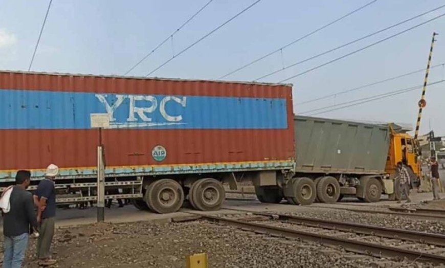 कटनी-दमोह मार्ग पर देवरीफाटक में पटरियों पर फंसा ट्रक, लोको पायलट की सूझबूझ से टला बड़ा हादसा