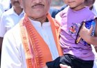 CM साय का स्नेहिल अंदाज: नन्हीं मानविका को गोद में उठाकर पहनाया चश्मा, बढ़ाया हौसला