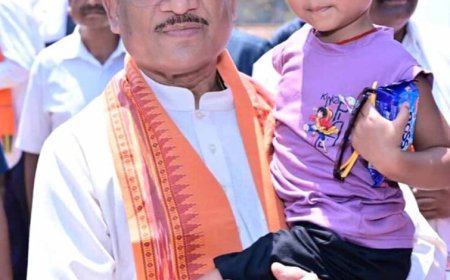CM साय का स्नेहिल अंदाज: नन्हीं मानविका को गोद में उठाकर पहनाया चश्मा, बढ़ाया हौसला